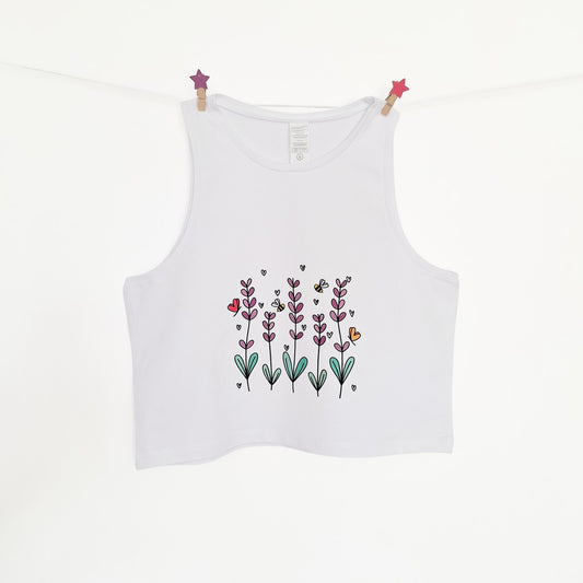Qué comprar en Brihuega.
Crop top con estampado de campos de lavanda.
Ideal para llevar al festival de la lavanda.
Estilo camisetas Kukuxumusu.
Turismo Brihuega