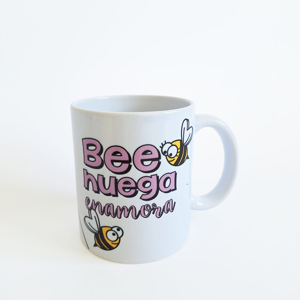 Qué comprar en Brihuega?
Taza de desayuno Beehuega enamora, con un divertido dibujo de un abejorro dándole un beso a una flor de lavanda, al más puro estilo Kukuxumusu.
No compres más jabones de lavanda!! Ya puedes comprar estas divertidas tazas de Brihuega para regalar.
Brihuega Spain
Brihuega lavanda comprar
Brihuega turismo
