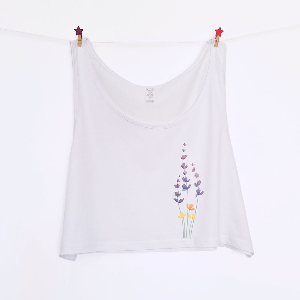 Qué comprar en Brihuega.
Camiseta blanca de tirantes para mujer.
Tiene un bonito estampado de campo de lavanda a la acuarela.
Ideal para llevar al festival de la lavanda.
Brihuega Spain.
Brihuega turismo.