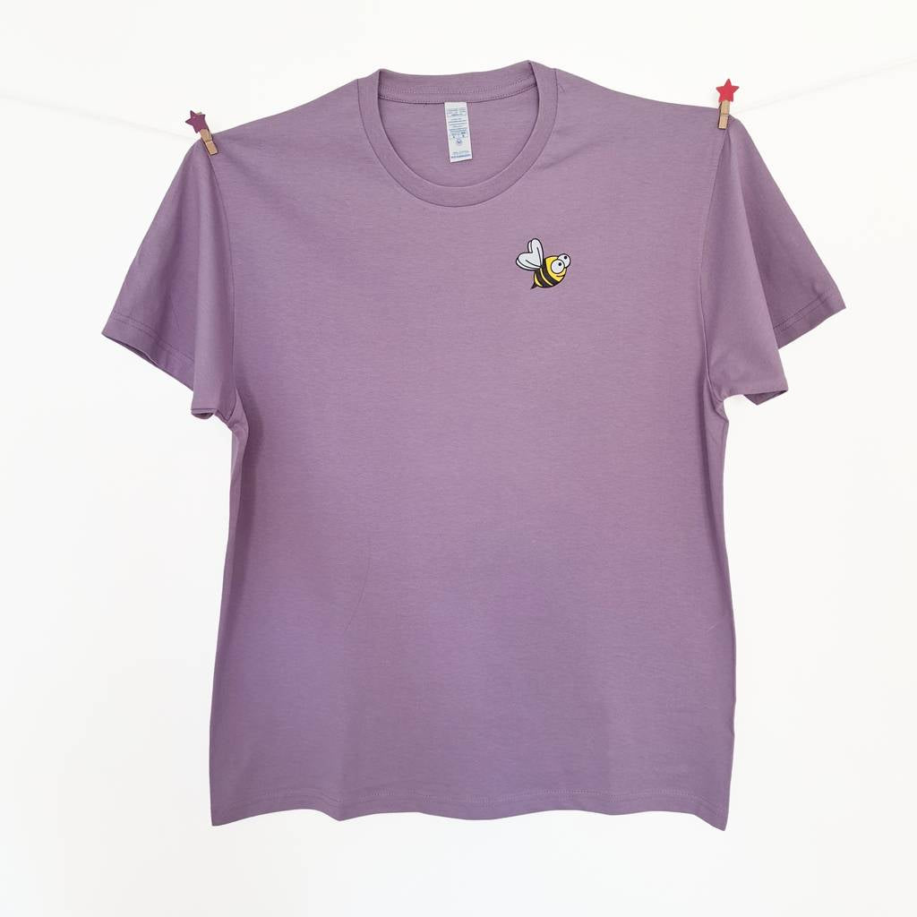 Qué comprar en Brihuega.
Camiseta para chico y hombre, color lavanda y de manga corta.
Tiene un divertido graffiti de Brihuega en la espalda.
Un regalo perfecto para tu chico.
Turismo Brihuega.