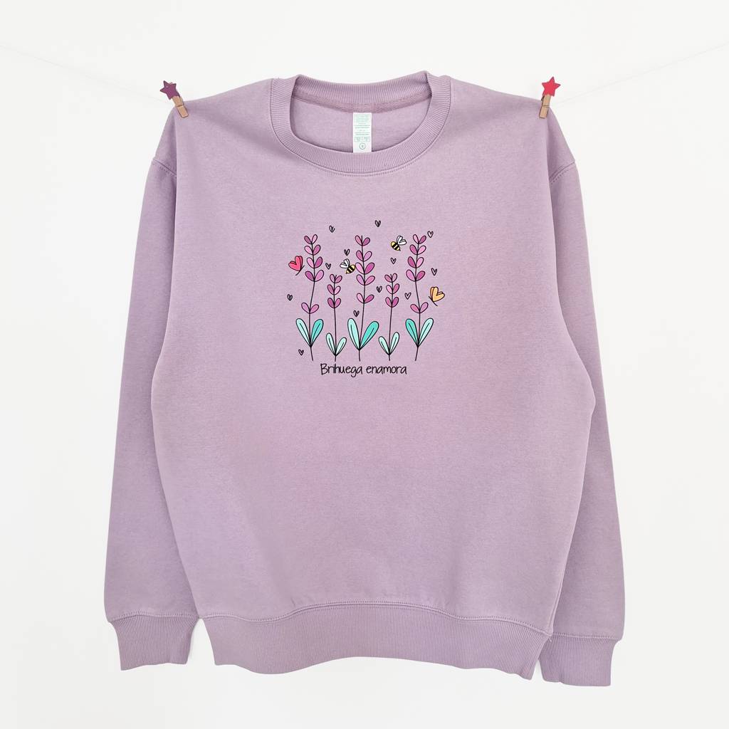 Sudadera con estampado de campos de lavanda y mensaje Brihuega enamora.
Para mujer, en color lavanda.
Estilo Kukusumusu.
Ideal para venir al festival de la lavanda.