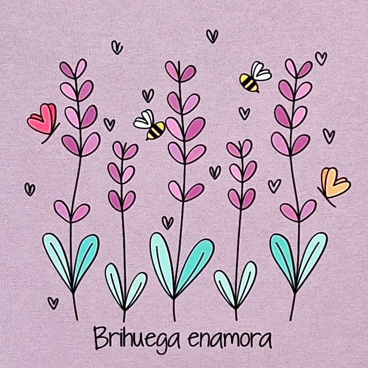 Sudadera con estampado de campos de lavanda y mensaje Brihuega enamora.
Para mujer, en color lavanda.
Estilo Kukusumusu.
Ideal para venir al festival de la lavanda.