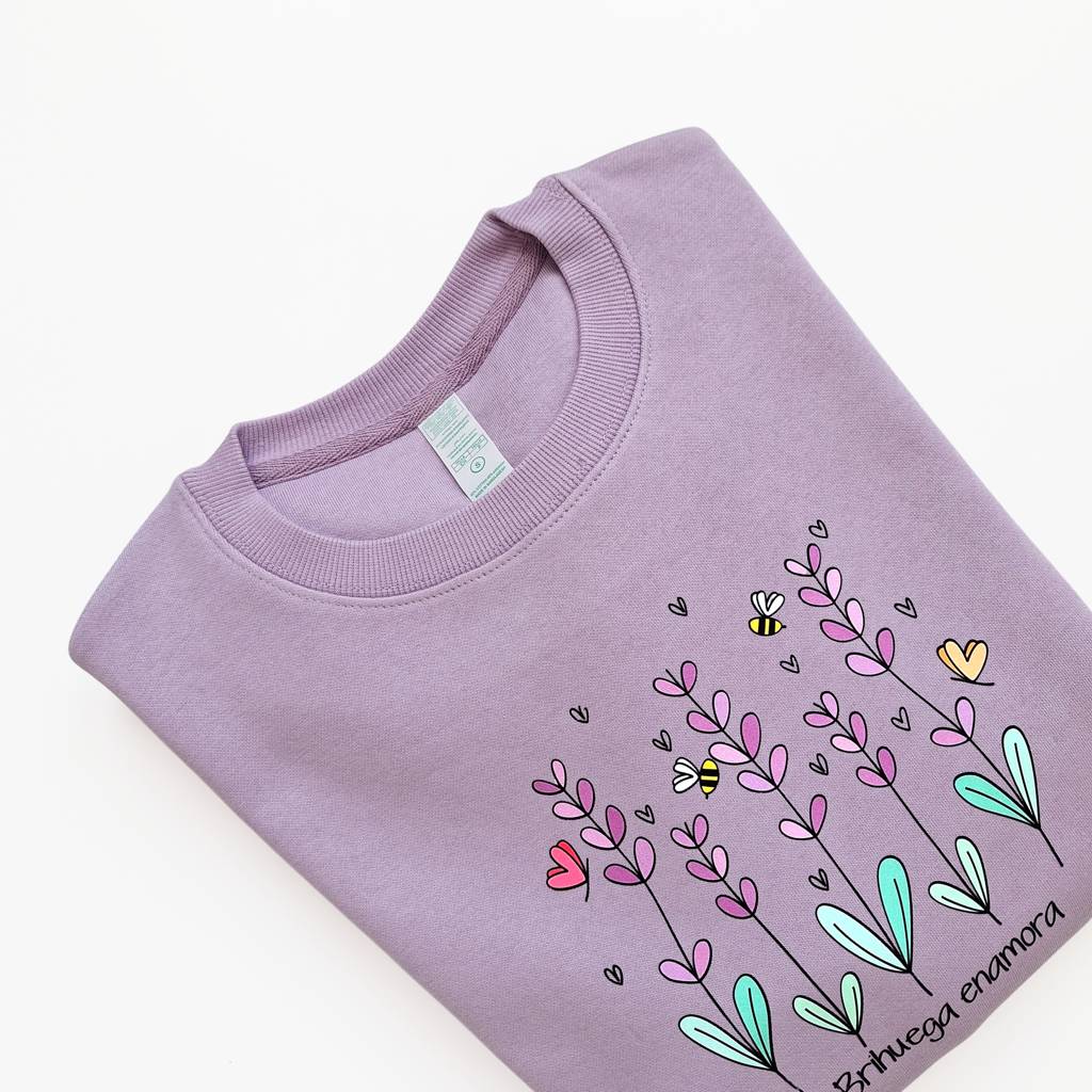 Sudadera con estampado de campos de lavanda y mensaje Brihuega enamora.
Para mujer, en color lavanda.
Estilo Kukusumusu.
Ideal para venir al festival de la lavanda.