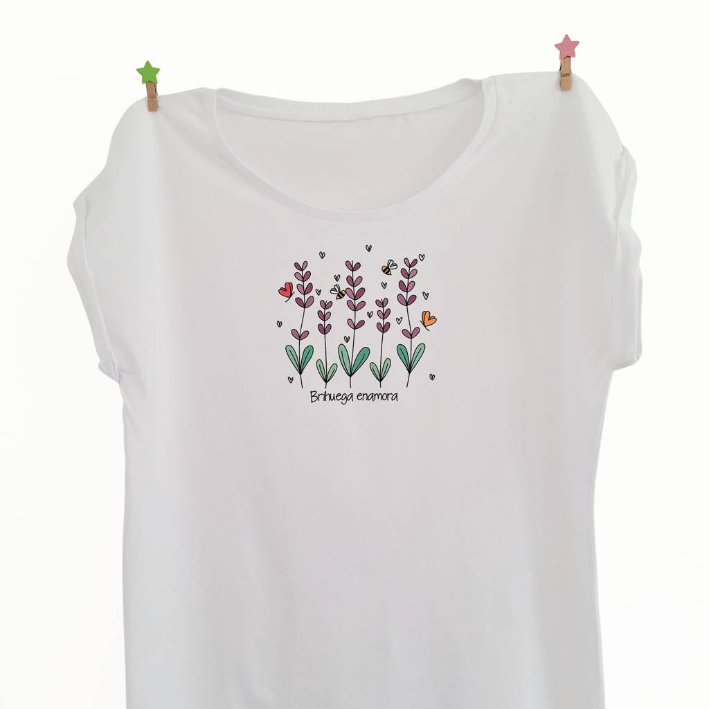 Qué comprar en Brihuega.
Camiseta para mujer con estampado de campos de lavanda y mensaje Brihuega enamora.
Manga corta y cuello barco.
Ideal para venir al festival de la lavanda.
Camisetas Kukuxumusu.
Turismo Brihuega.
