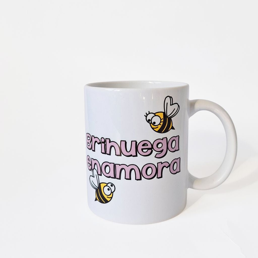 Que comprar en Brihuega?
Pues esta taza de los enamorados.
Taza de desayuno con una pareja de enamorados en el festival de la lavanda.
Y por el otro lado, tiene el eslogan de Brihuega enamora.
Muy Kukuxumusu
Brihuega Spain
Brihuega turismo