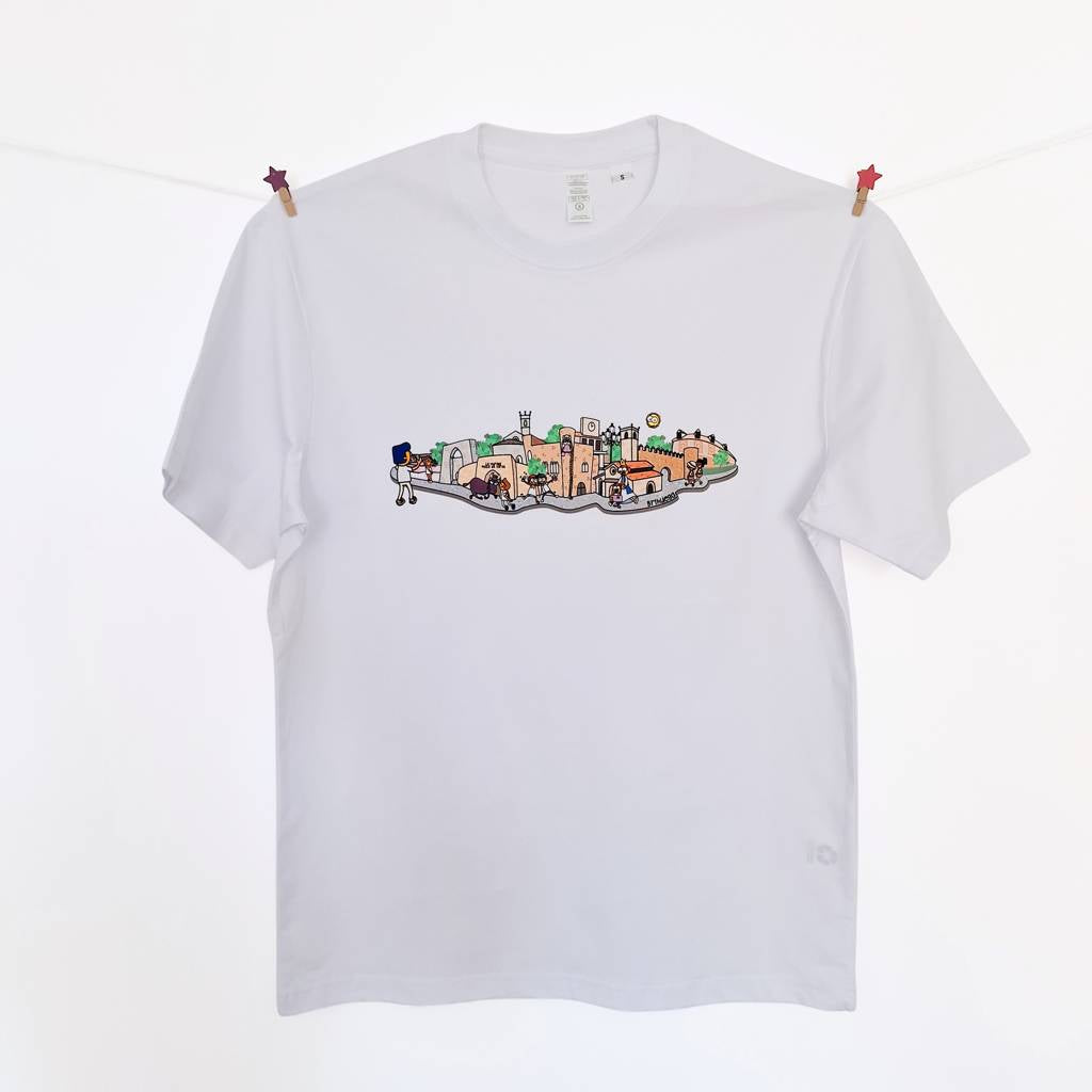 Brihuega que ver.
Camiseta con un divertido Skyline de Brihuega.
Además de los edificios y monumentos más emblemáticos de esta villa, puedes ver dibujos de los personajes más característicos, como la chica de blanco posando en los campos de lavanda, los enamorados en el festival de la lavanda, un mozo del pueblo frente al toro, la gigante princesa Elima..
Brihuega Turismo.