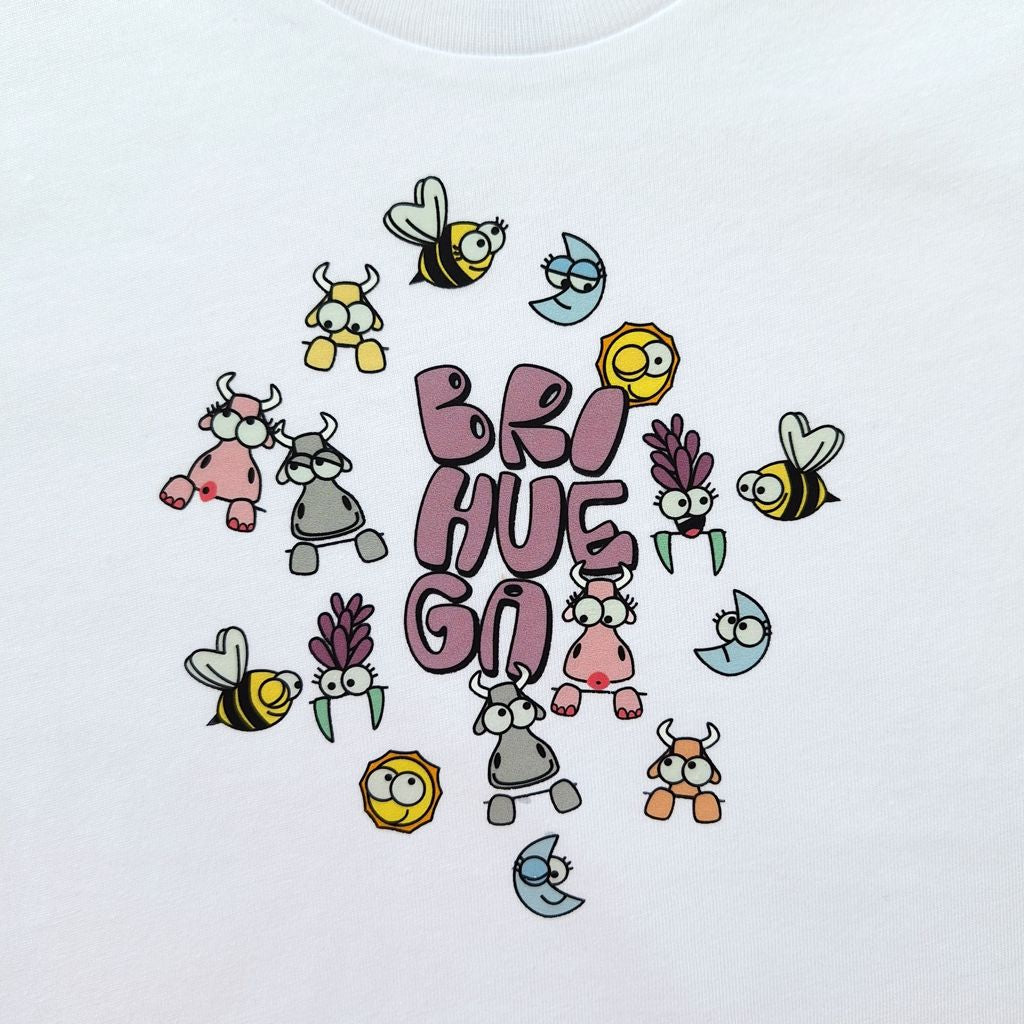 que comprar en brihuega. Camiseta infantil con divertido graffiti de Brihuega y dibujos animados de lavandas, vaquitas, lunas, soles y abejas.
Como las camisetas Kukuxumusu.
Ideal para turismo Brihuega.