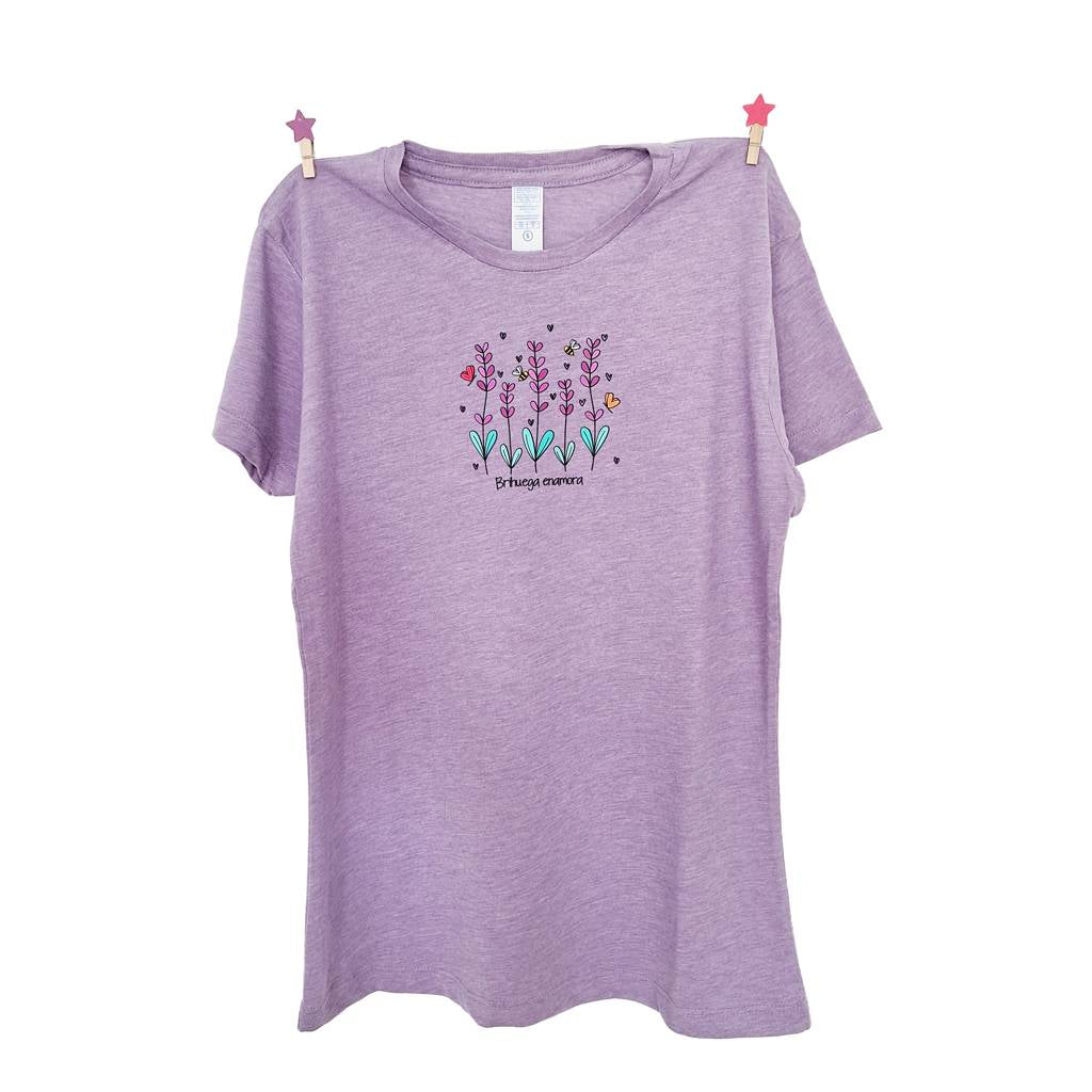 Que comprar en brihuega. Camiseta color lavanda para mujer con un bonito estampado de campo de lavanda y mensaje Brihuega enamora.
Estilo a las camisetas Kukuxumusu.
Ideal para turismo brihuega.