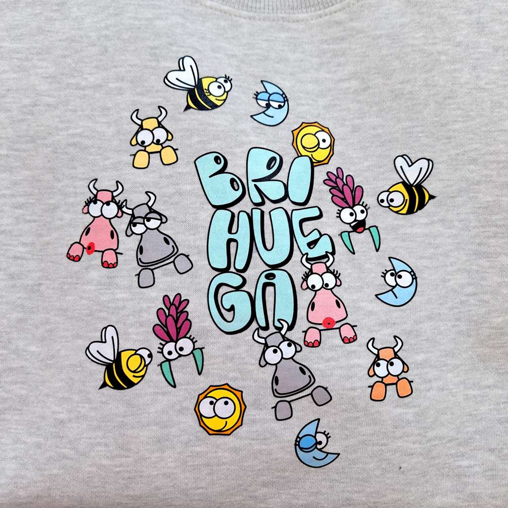 Que comprar en Brihuega. Sudadera para niños unisex con un divertido graffiti y dibujos animados de lavandas, vaquitas, abejitas, lunas y soles.
Estilo Kukuxumusu.
Ideal para turismo brihuega.
