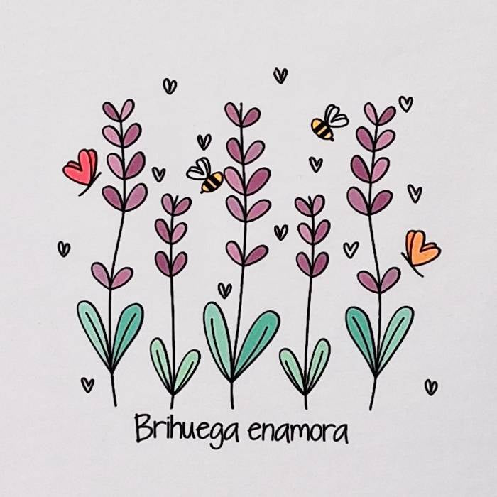 Qué comprar en Brihuega. Camiseta de tirantes para mujer con un original estampado de campos de lavanda y el mensaje Brihuega enamora.
Es cortita, finita y fresquita.
Ideal para venir al festival de la lavanda.
Al más puro estilo Kukuxumusu.
Turismo Brihuega.