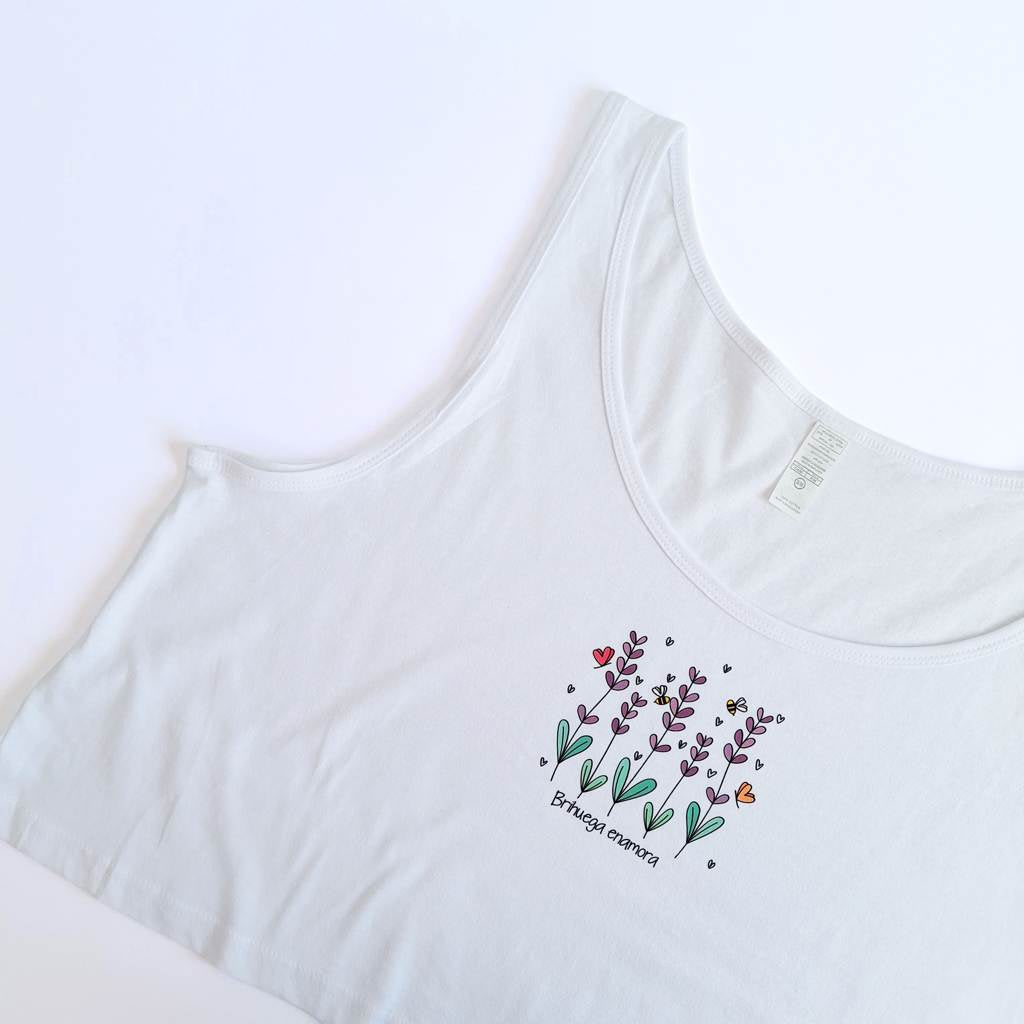 Qué comprar en Brihuega. Camiseta de tirantes para mujer con un original estampado de campos de lavanda y el mensaje Brihuega enamora.
Es cortita, finita y fresquita.
Ideal para venir al festival de la lavanda.
Al más puro estilo Kukuxumusu.
Turismo Brihuega.