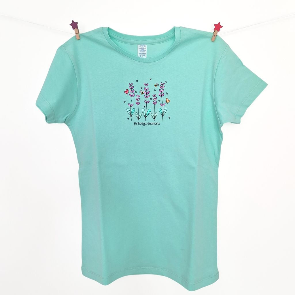 Brhuega que ver. Camiseta verde para mujer con un bonito estampado de flores de lavanda, abejas, mariposas y corazones.
Lleva el mensaje Brihuega enamora
Manga corta y cuello redondo.
Como las camisetas kukuxumusu.
Ideal para turismo brihuega.