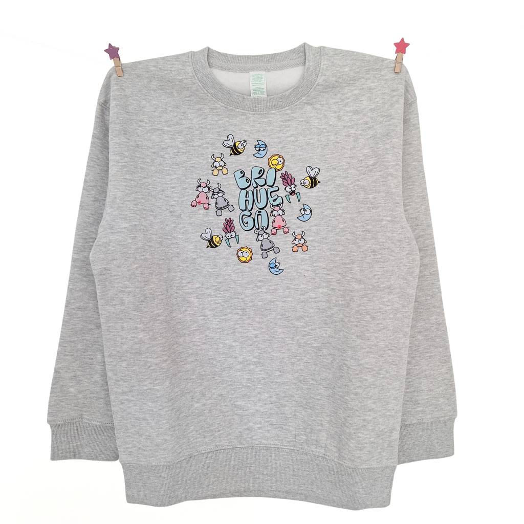 Que comprar en Brihuega. Sudadera para niños unisex con un divertido graffiti y dibujos animados de lavandas, vaquitas, abejitas, lunas y soles.
Estilo Kukuxumusu.
Ideal para turismo brihuega.