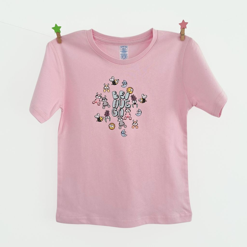 que comprar en brihuega. Camiseta rosa para niñas con graffiti y dibujos de lavandas, vaquitas, abejas, lunas y soles.
Un precioso recuerdo de brihuega al más puro estilo kukusumusu.
Ideal para turismo brihuega.