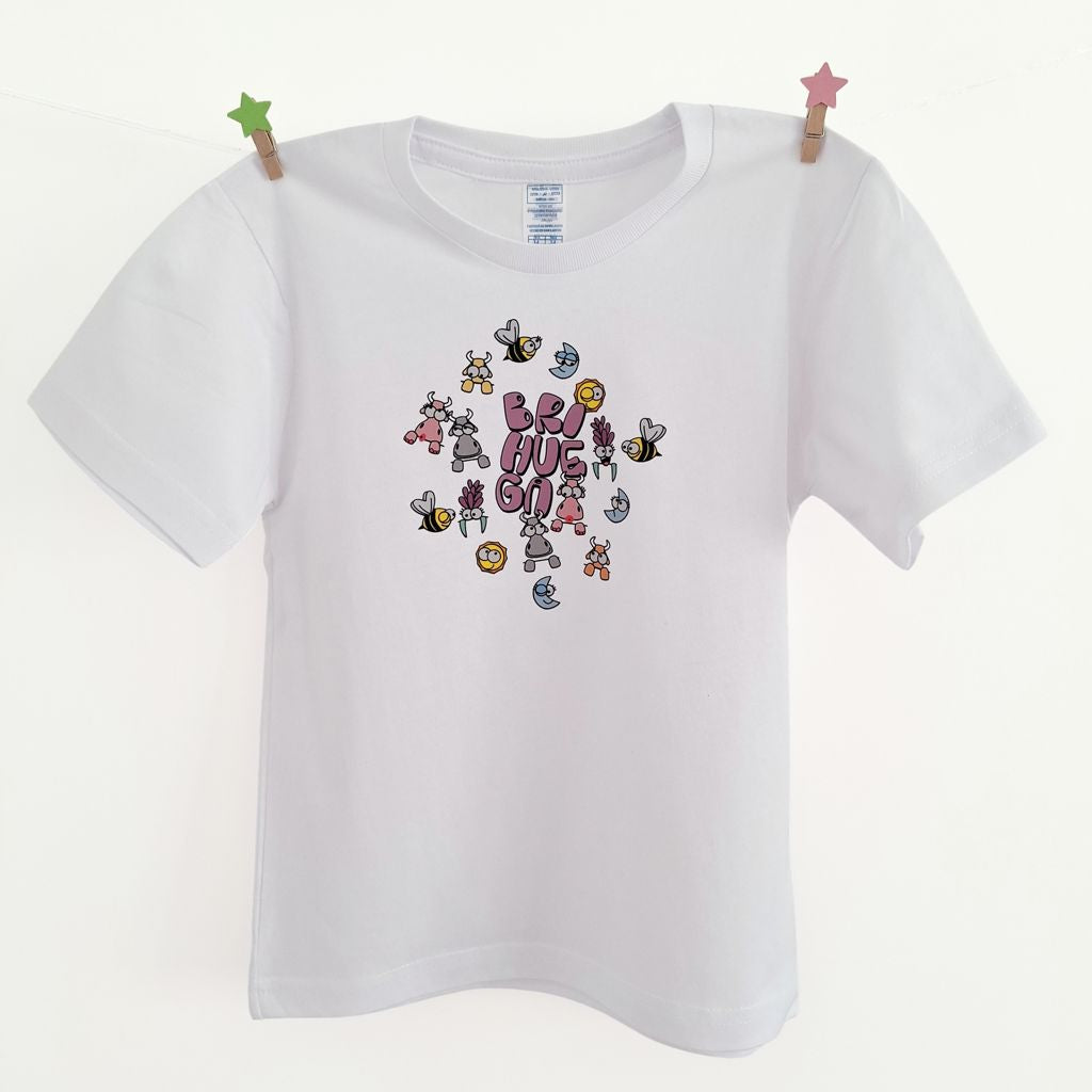 que comprar en brihuega. Camiseta infantil con divertido graffiti de Brihuega y dibujos animados de lavandas, vaquitas, lunas, soles y abejas.
Como las camisetas Kukuxumusu.
Ideal para turismo Brihuega.