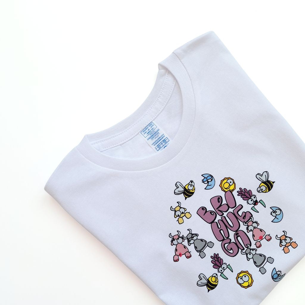 que comprar en brihuega. Camiseta infantil con divertido graffiti de Brihuega y dibujos animados de lavandas, vaquitas, lunas, soles y abejas.
Como las camisetas Kukuxumusu.
Ideal para turismo Brihuega.