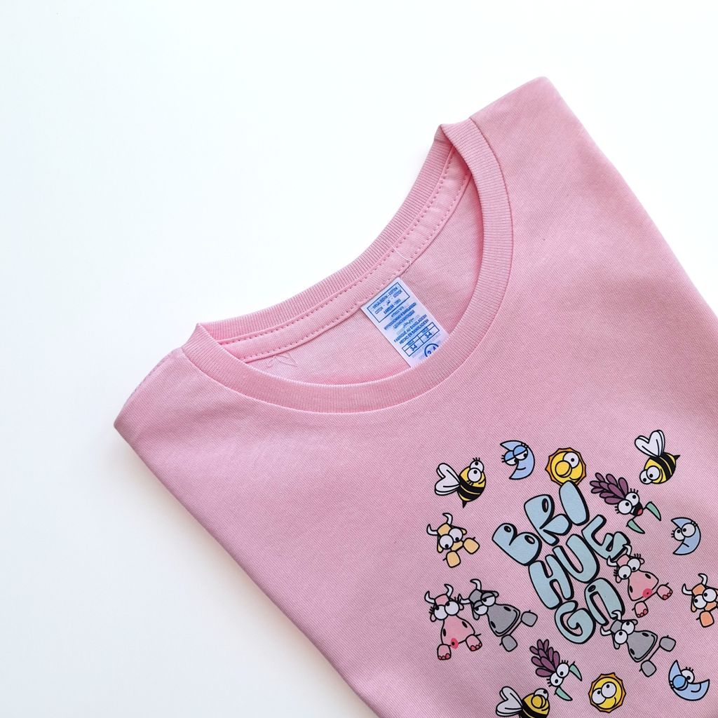 que comprar en brihuega. Camiseta rosa para niñas con graffiti y dibujos de lavandas, vaquitas, abejas, lunas y soles.
Un precioso recuerdo de brihuega al más puro estilo kukusumusu.
Ideal para turismo brihuega.