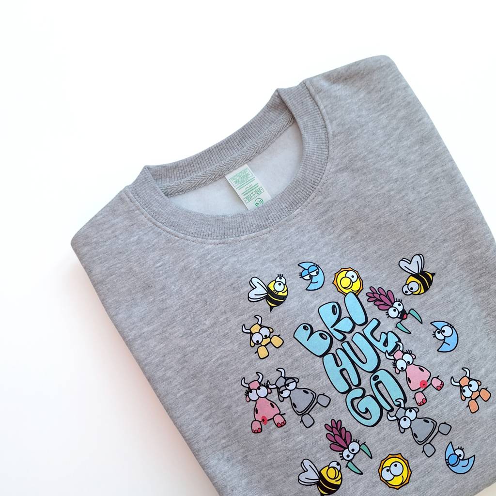 Que comprar en Brihuega. Sudadera para niños unisex con un divertido graffiti y dibujos animados de lavandas, vaquitas, abejitas, lunas y soles.
Estilo Kukuxumusu.
Ideal para turismo brihuega.