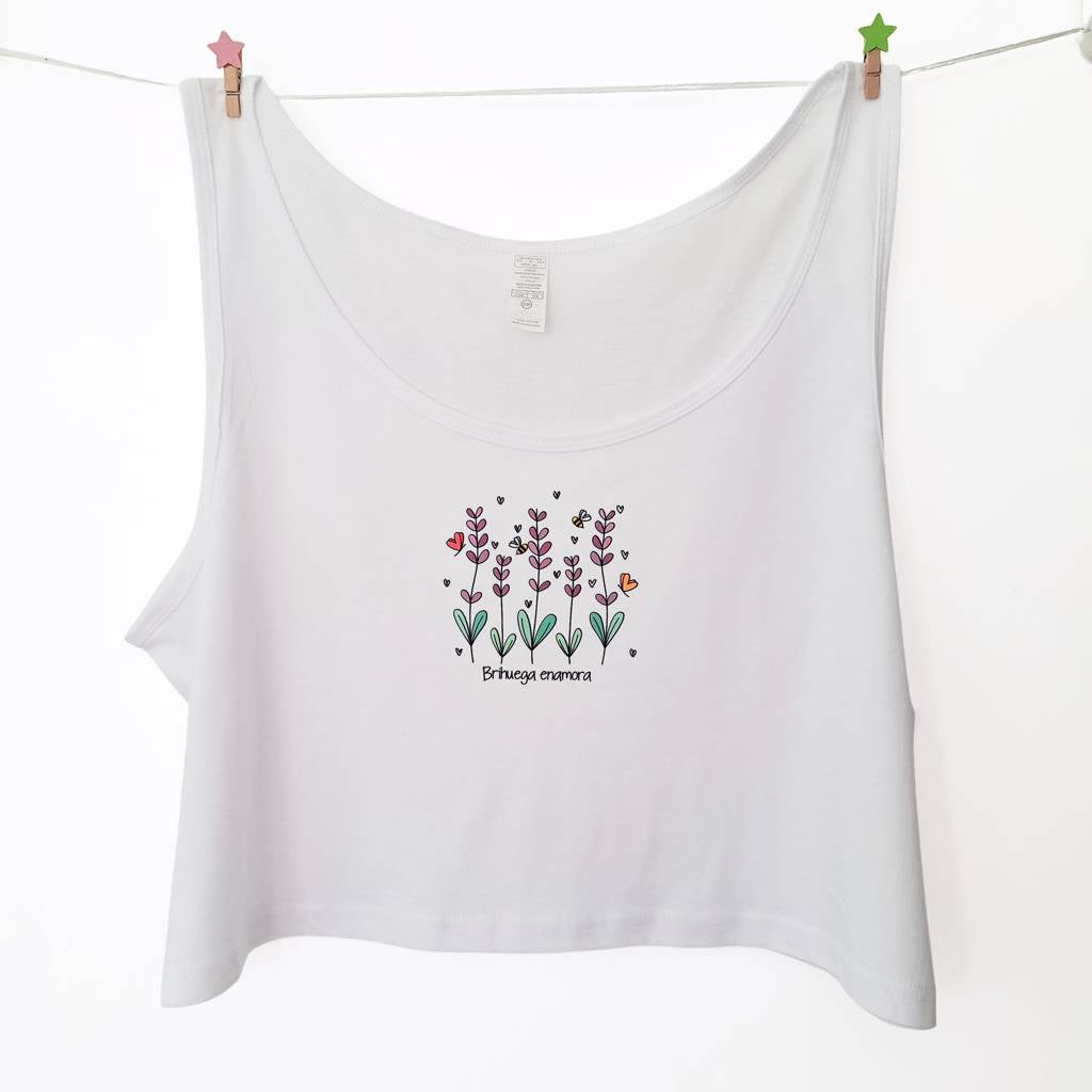 Qué comprar en Brihuega. Camiseta de tirantes para mujer con un original estampado de campos de lavanda y el mensaje Brihuega enamora.
Es cortita, finita y fresquita.
Ideal para venir al festival de la lavanda.
Al más puro estilo Kukuxumusu.
Turismo Brihuega.