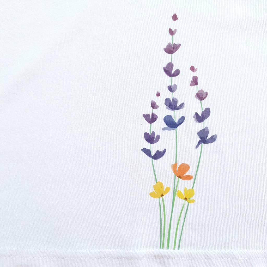 Qué comprar en Brihuega.
Camiseta blanca de tirantes para mujer.
Tiene un bonito estampado de campo de lavanda a la acuarela.
Ideal para llevar al festival de la lavanda.
Brihuega Spain.
Brihuega turismo.