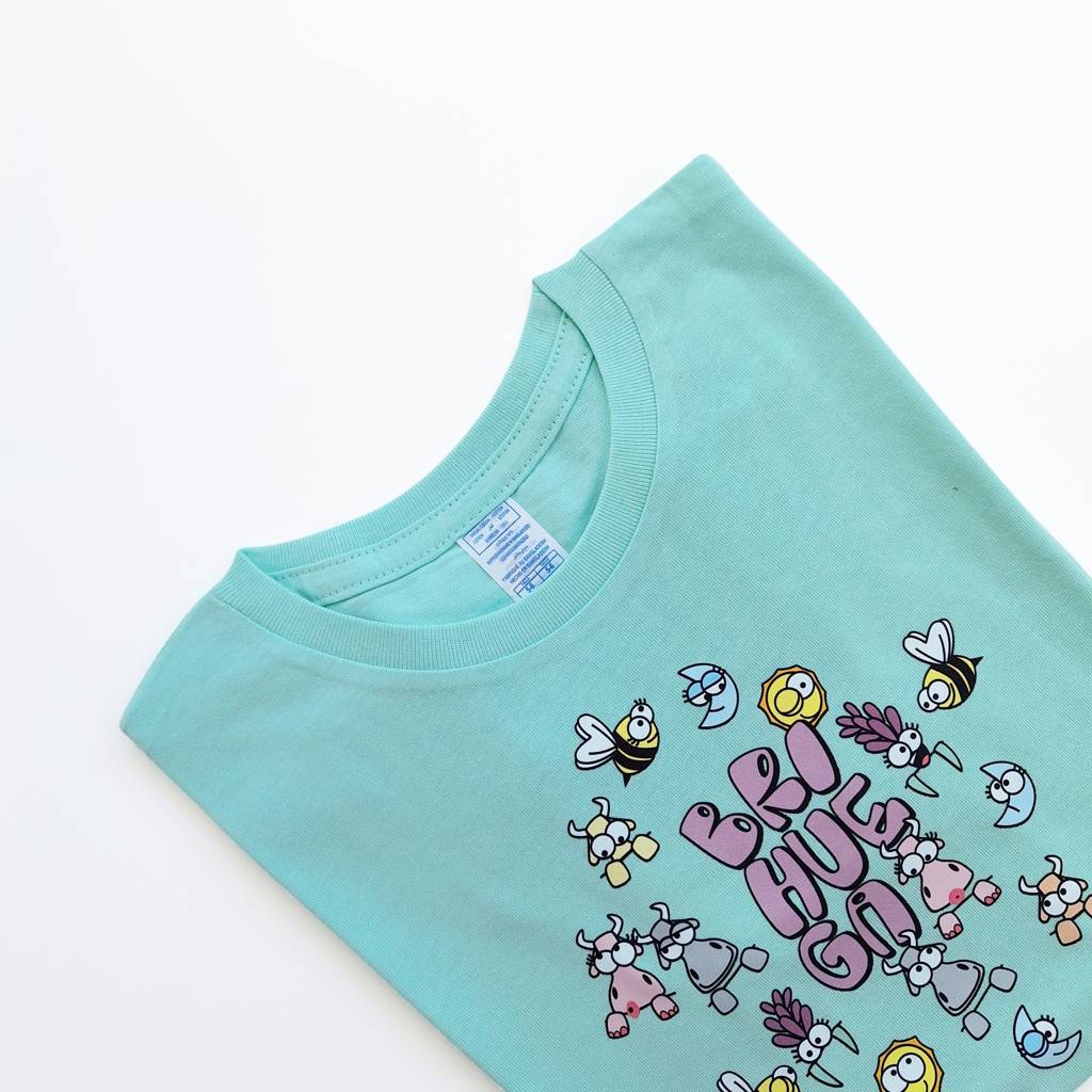 Qué comprar en Brihuega.
Camiseta para niños de manga corta color verde menta.
Tiene un divertido estampado de un graffiti y dibujos animados al más puro estilo Kukusumusu.
Brihuega turismo.