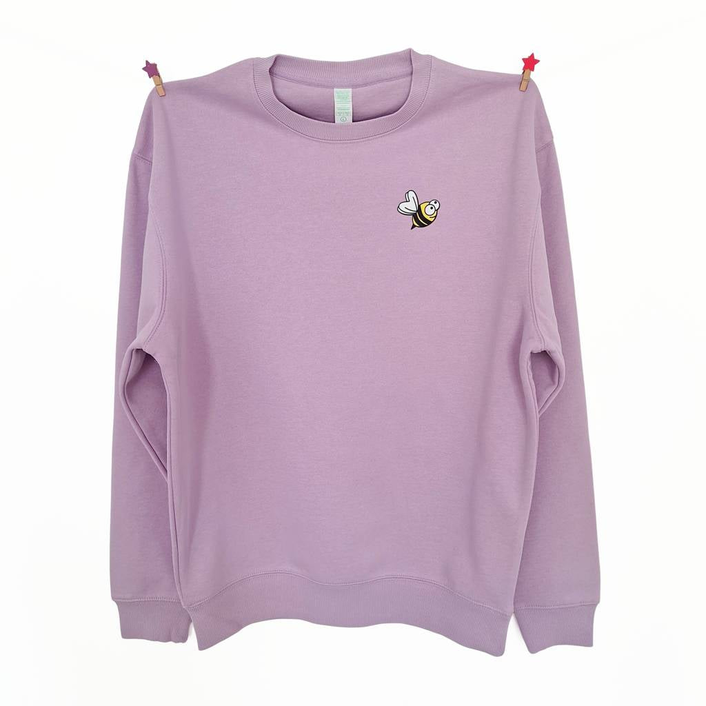 Kukuxumusu Brihuega.
Sudadera para chico y hombre color lavanda.
Tiene un divertido graffiti estilo Kukusumusu en la espalda y un detalle de una abeja en el pecho.
Turismo Brihuega.