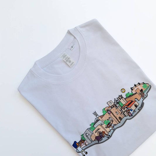 Brihuega que ver.
Camiseta con un divertido Skyline de Brihuega.
Además de los edificios y monumentos más emblemáticos de esta villa, puedes ver dibujos de los personajes más característicos, como la chica de blanco posando en los campos de lavanda, los enamorados en el festival de la lavanda,  un mozo del pueblo frente al toro, la gigante princesa Elima..
Brihuega Turismo.