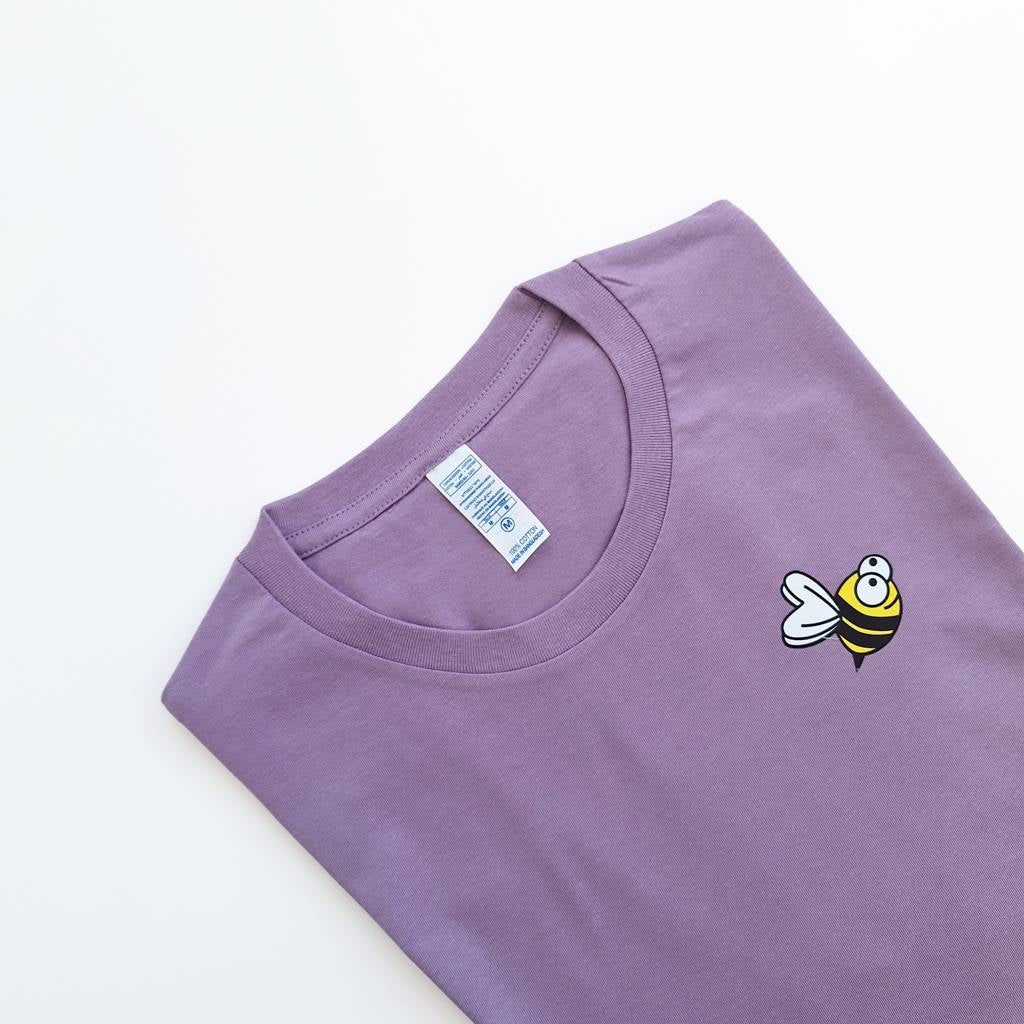Qué comprar en Brihuega.
Camiseta para chico y hombre, color lavanda y de manga corta.
Tiene un divertido graffiti de Brihuega en la espalda.
Un regalo perfecto para tu chico.
Turismo Brihuega.