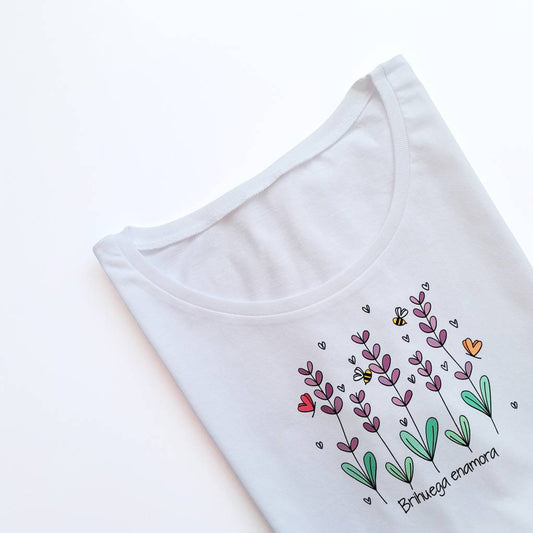 Qué comprar en Brihuega.
Camiseta para mujer con estampado de campos de lavanda y mensaje Brihuega enamora.
Manga corta y cuello barco.
Ideal para venir al festival de la lavanda.
Camisetas Kukuxumusu.
Turismo Brihuega.
