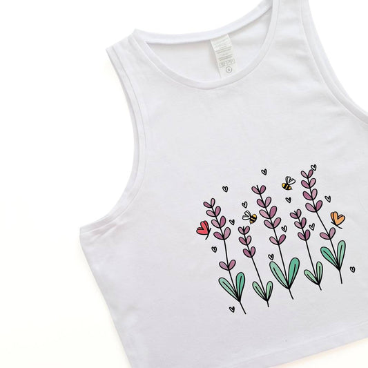 Qué comprar en Brihuega.
Crop top con estampado de campos de lavanda.
Ideal para llevar al festival de la lavanda.
Estilo camisetas Kukuxumusu.
Turismo Brihuega