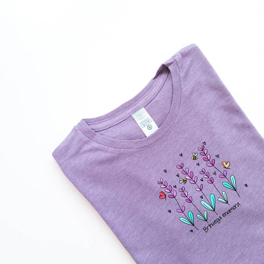 Que comprar en brihuega. Camiseta color lavanda para mujer con un bonito estampado de campo de lavanda y mensaje Brihuega enamora.
Estilo a las camisetas Kukuxumusu.
Ideal para turismo brihuega.