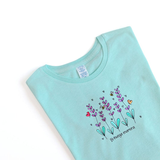 Brhuega que ver. Camiseta verde para mujer con un bonito estampado de flores de lavanda, abejas, mariposas y corazones.
Lleva el mensaje Brihuega enamora
Manga corta y cuello redondo.
Como las camisetas kukuxumusu.
Ideal para turismo brihuega.
