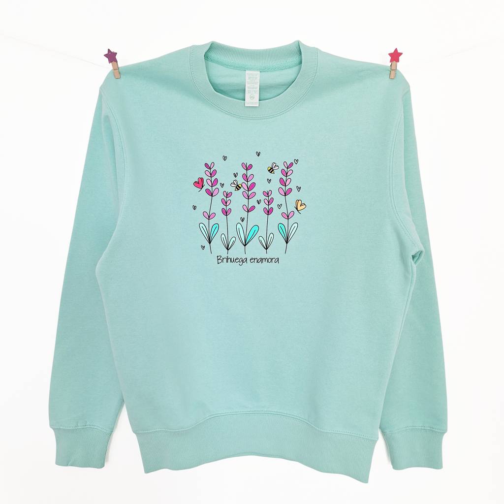 Qué comprar en Brihuega. Sudadera para mujer color verde menta con un original estampado de campos de lavanda y el mensaje de Brihuega enamora.
Muy Kukuxumusu
Ideal para turismo Brihuega.
Perfecta para llevar al festival de la lavanda.