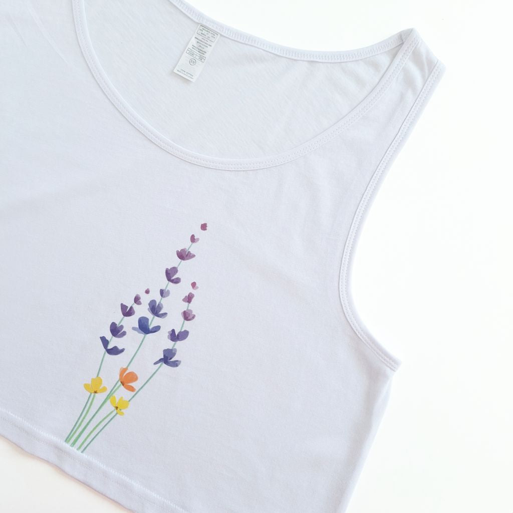 Qué comprar en Brihuega.
Camiseta blanca de tirantes para mujer.
Tiene un bonito estampado de campo de lavanda a la acuarela.
Ideal para llevar al festival de la lavanda.
Brihuega Spain.
Brihuega turismo.