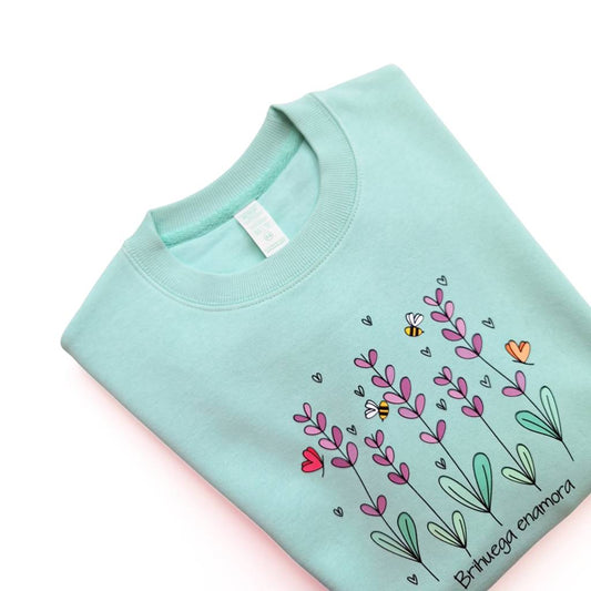 Qué comprar en Brihuega. Sudadera para mujer color verde menta con un original estampado de campos de lavanda y el mensaje de Brihuega enamora.
Muy Kukuxumusu
Ideal para turismo Brihuega.
Perfecta para llevar al festival de la lavanda.