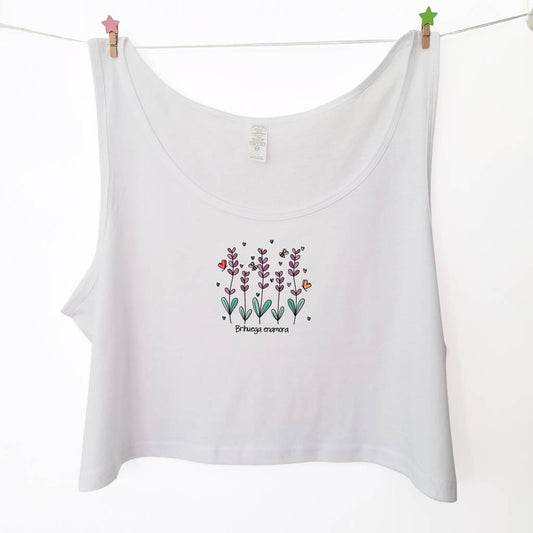 Qué comprar en Brihuega. Camiseta de tirantes para mujer con un original estampado de campos de lavanda y el mensaje Brihuega enamora.
Es cortita, finita y fresquita.
Ideal para venir al festival de la lavanda.
Al más puro estilo Kukuxumusu.
Turismo Brihuega.