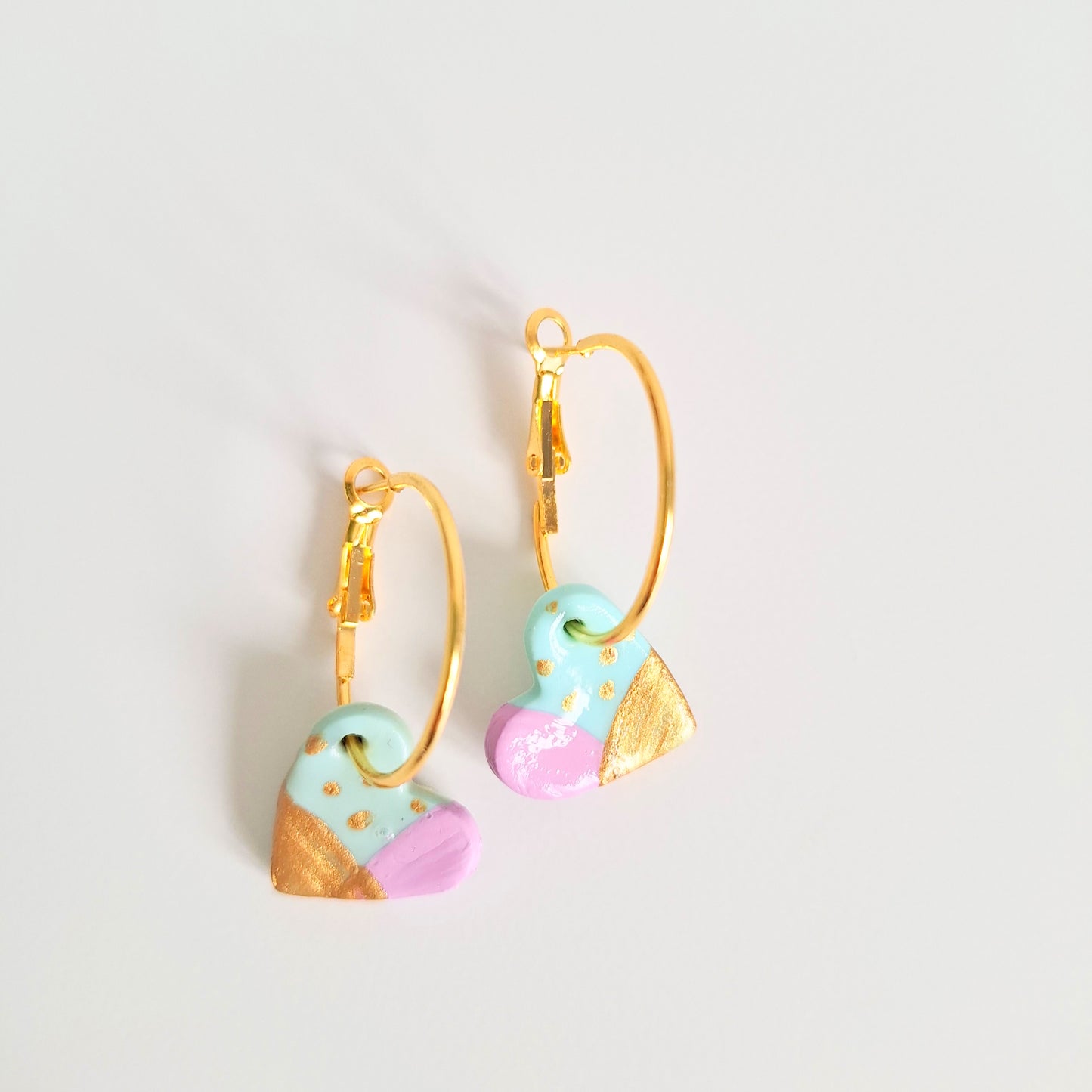 Pendientes de Aro con Corazón de Arcilla – Edición Artesanal