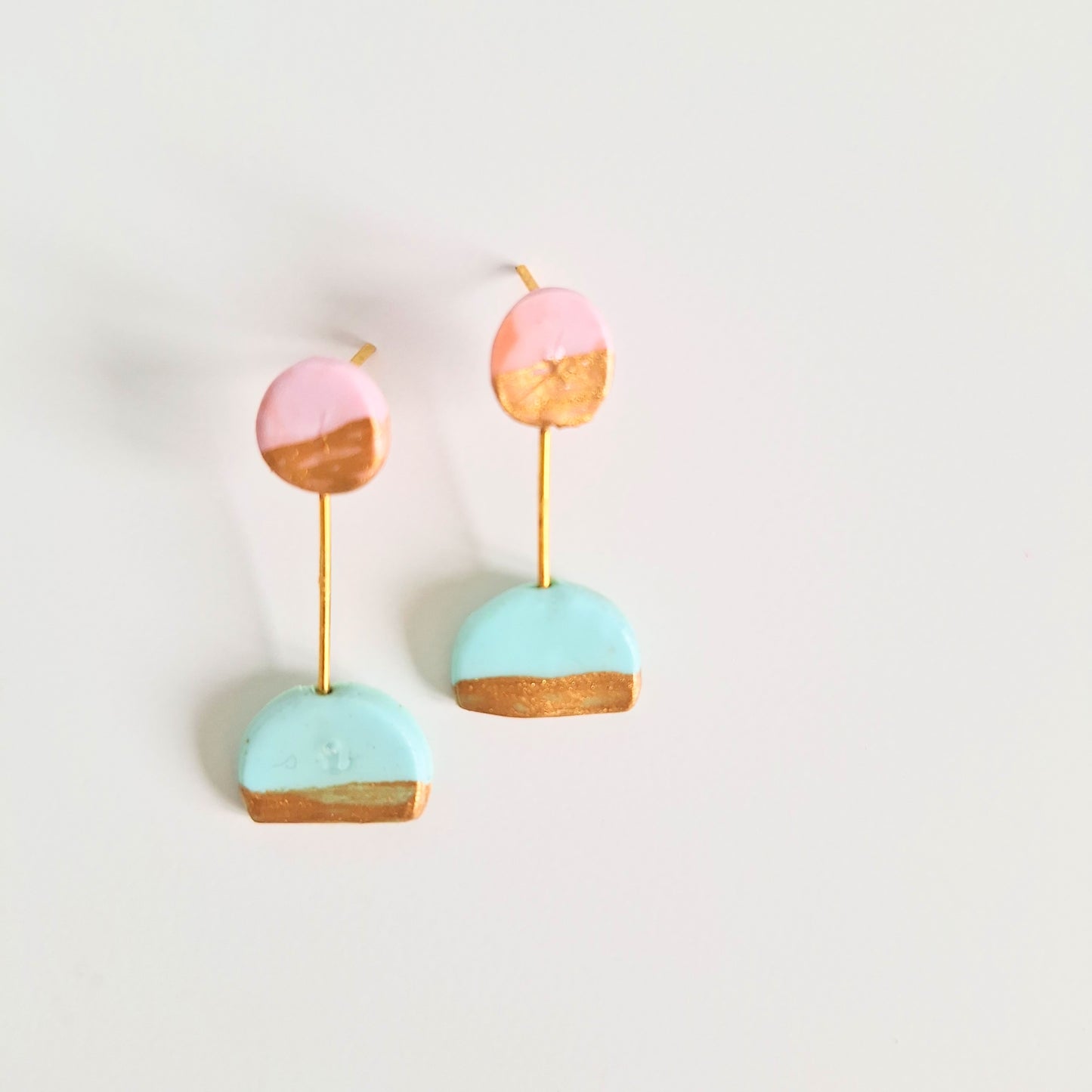 Pendientes Geométricos Alba– Diseño en arcilla y dorado