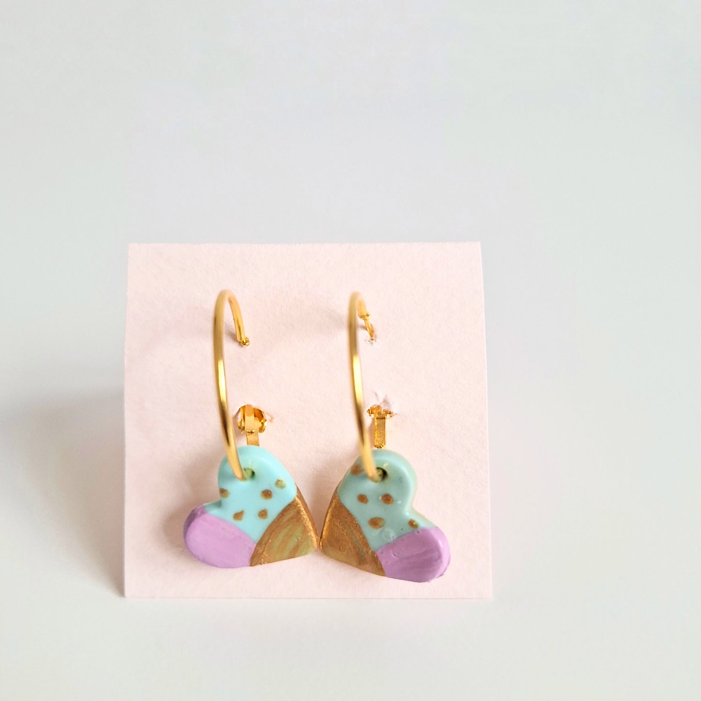 Pendientes de Aro con Corazón de Arcilla – Edición Artesanal