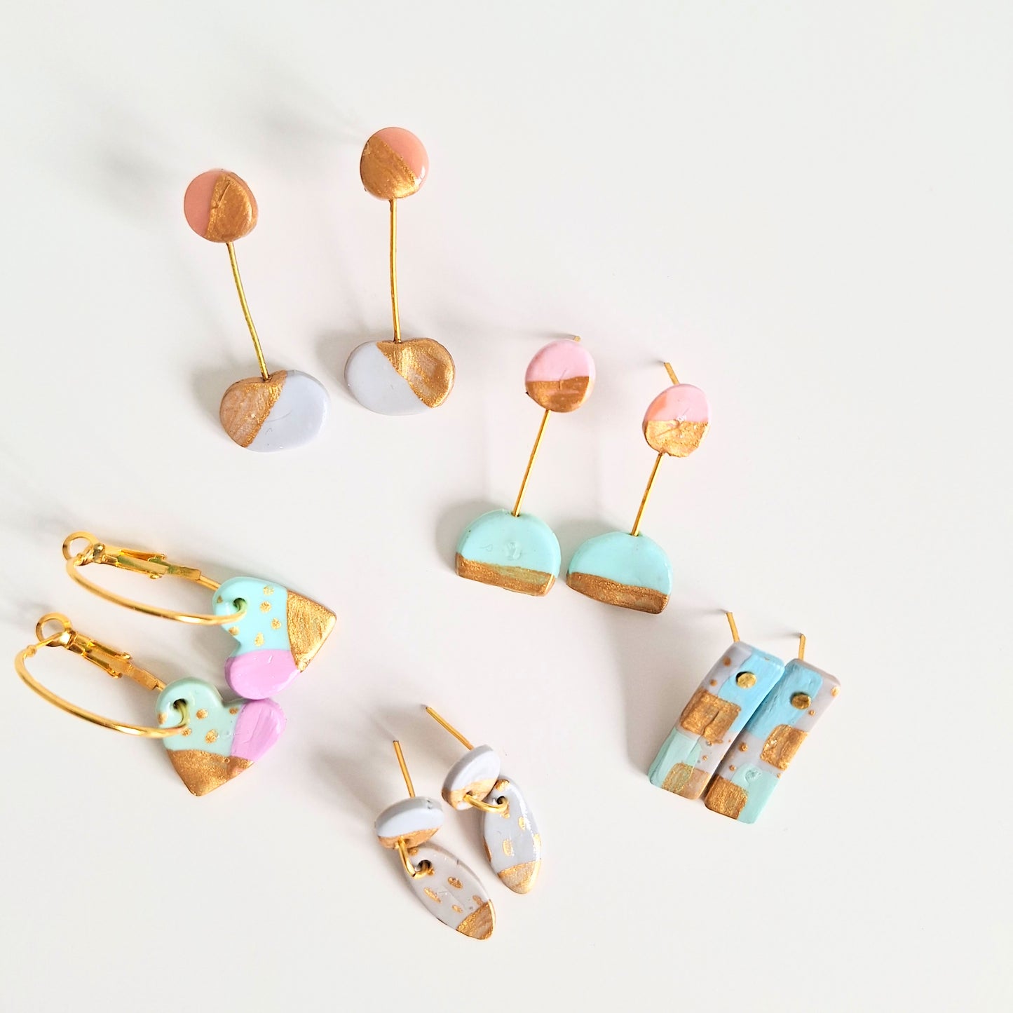 Pendientes Geométricos Alba– Diseño en arcilla y dorado