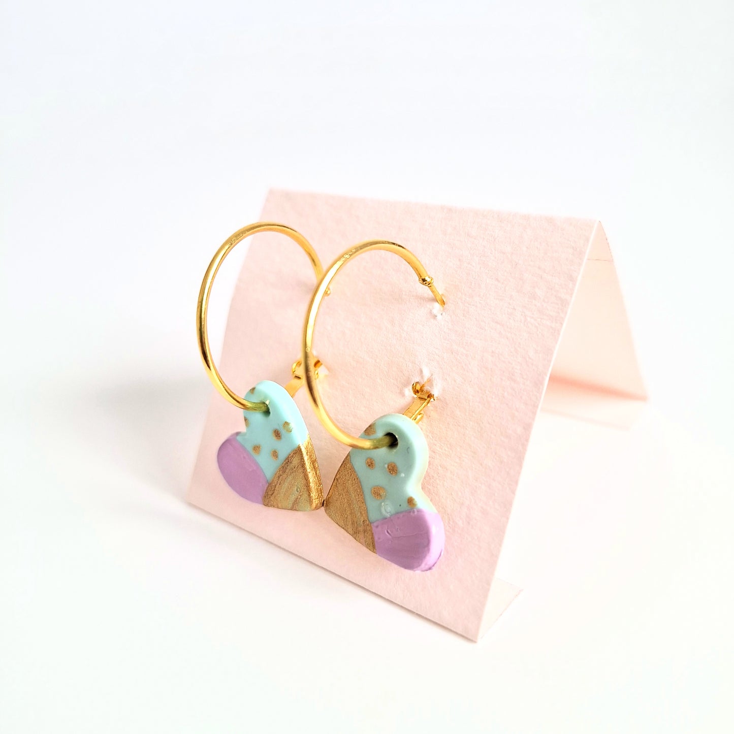 Pendientes de Aro con Corazón de Arcilla – Edición Artesanal